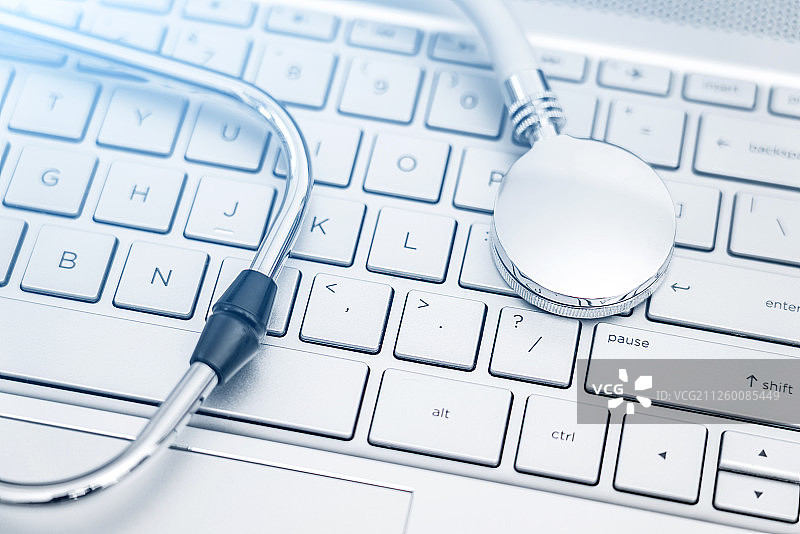 听诊器放在银色电脑键盘上——健康医疗概念图片图片素材