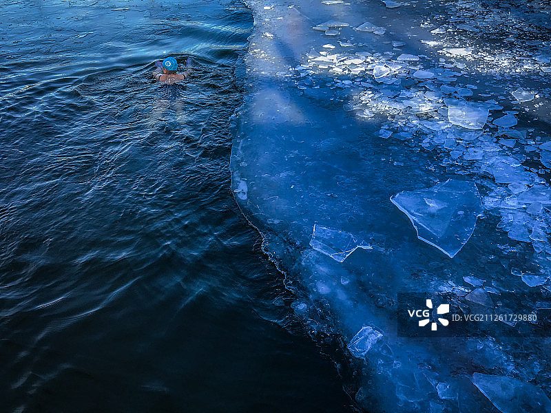 冻结湖里游泳的冬泳者图片素材