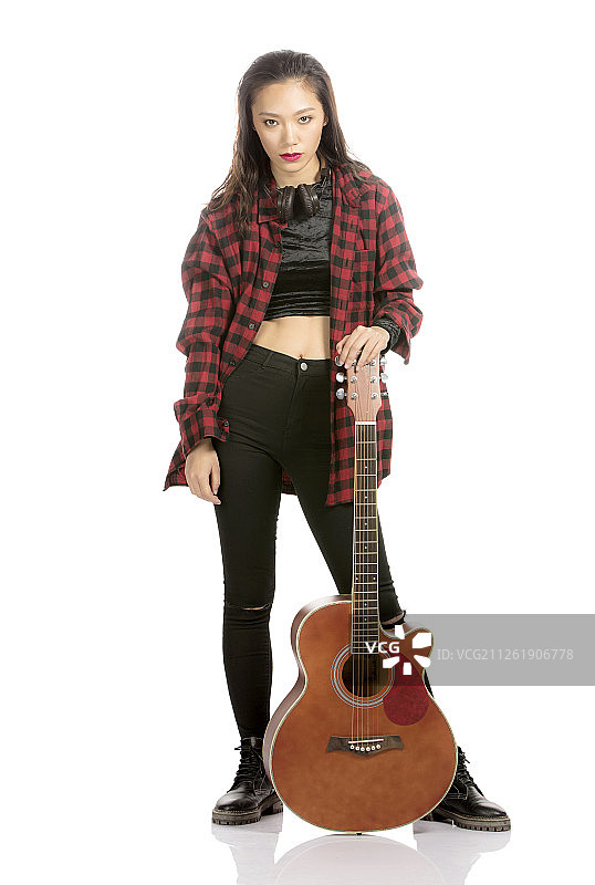 拿着吉他的年轻女歌手图片素材