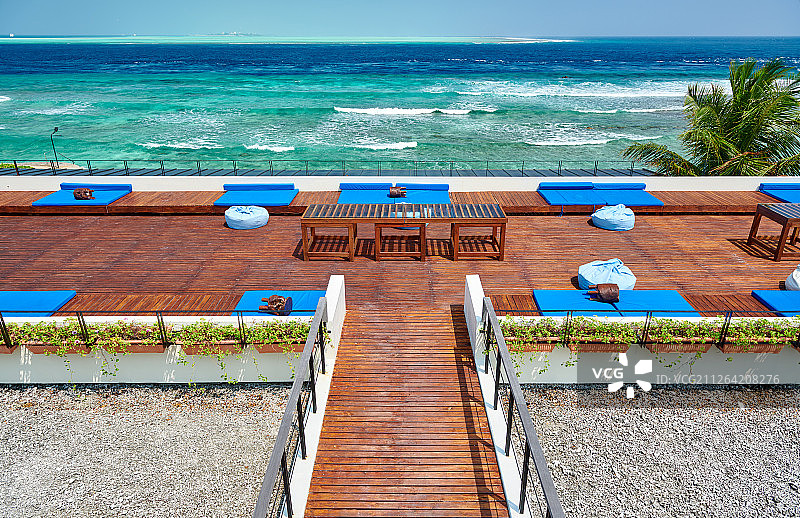 热带海滩与露台甲板。暑假在马尔代夫。图片素材