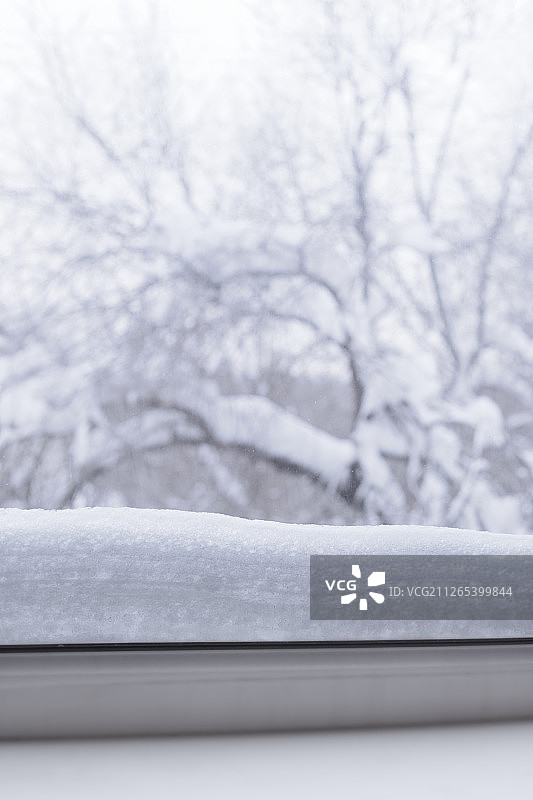 透过窗户看冬天的景色图片素材