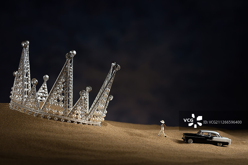 女性停车走向沙漠中的珍珠皇冠图片素材