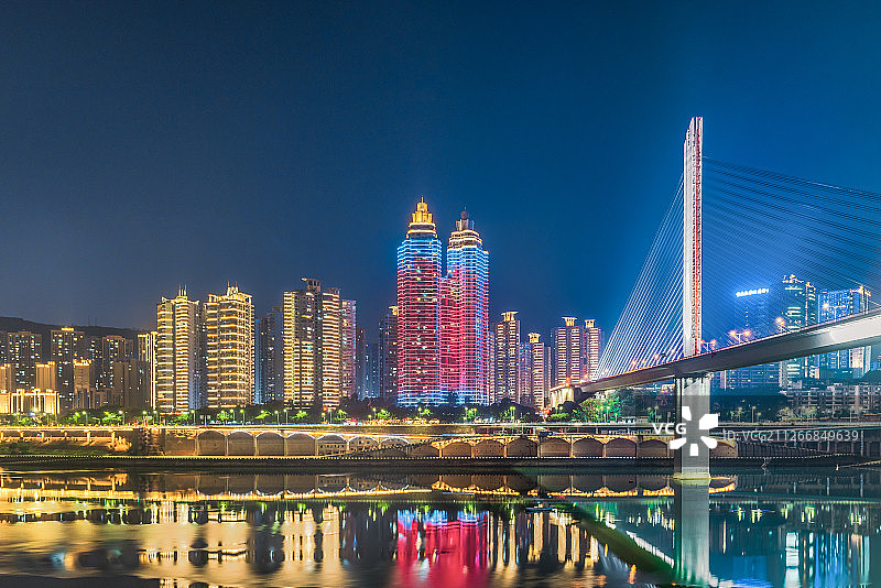 蓝调时分的重庆嘉陵江滨江路和石门大桥夜景图片素材