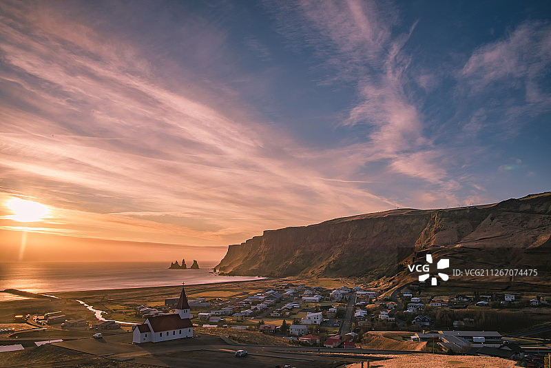清晨，冰岛Vik小镇全貌图片素材