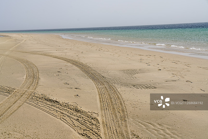 卡塔尔沙漠内海路面图片素材