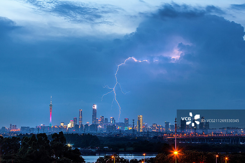 闪电下的广州市中心夜景图片素材