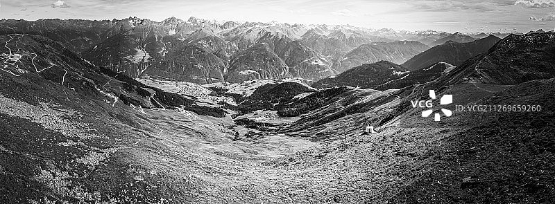 雄伟的山脉景观在黑白图片素材
