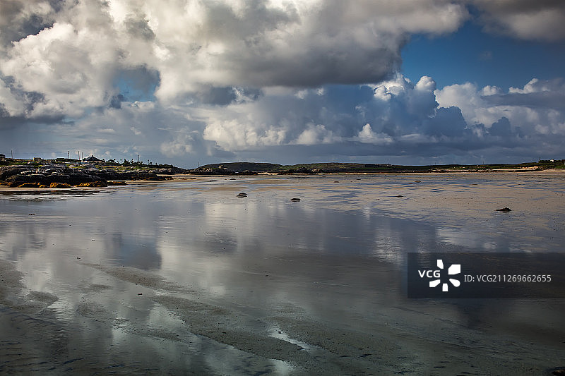 爱尔兰克利夫登，云下的大海和海滩图片素材