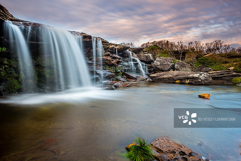在黄昏的Curracurrong瀑布，灰点，澳大利亚图片素材