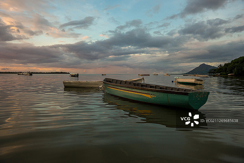 日落时分，小船漂浮在海面上，小凯斯诺耶尔，毛里求斯图片素材