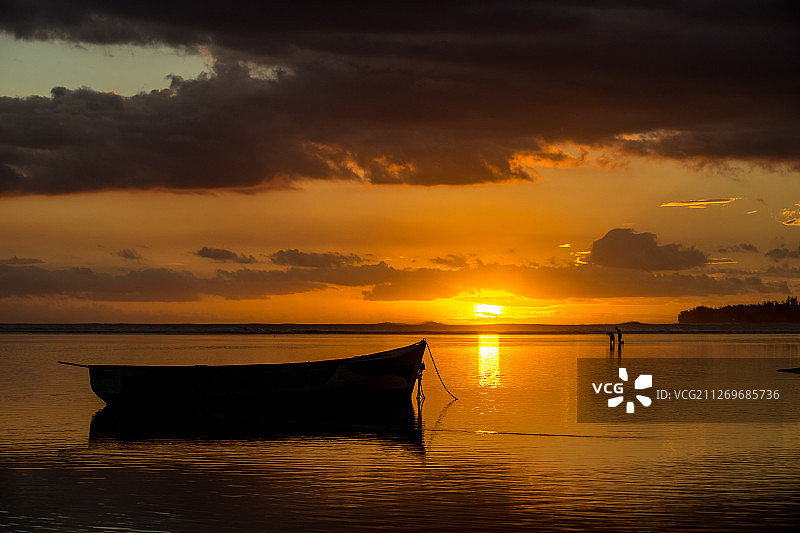 日落时人们在海上行走的剪影，小卡斯诺耶尔，毛里求斯图片素材