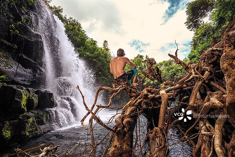 赤膊男子看瀑布，小卡斯诺耶尔，毛里求斯图片素材