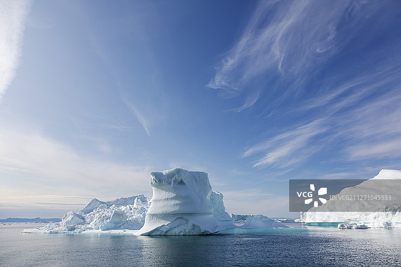 在阳光明媚的蓝色大西洋格陵兰岛上的冰山形成图片素材