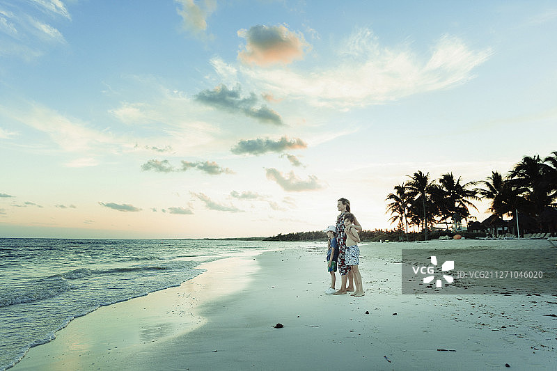 一家人在墨西哥的热带海滩上放松图片素材