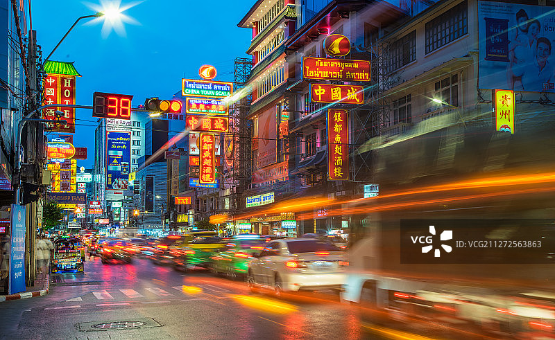 泰国曼谷唐人街繁华的街道和车流图片素材