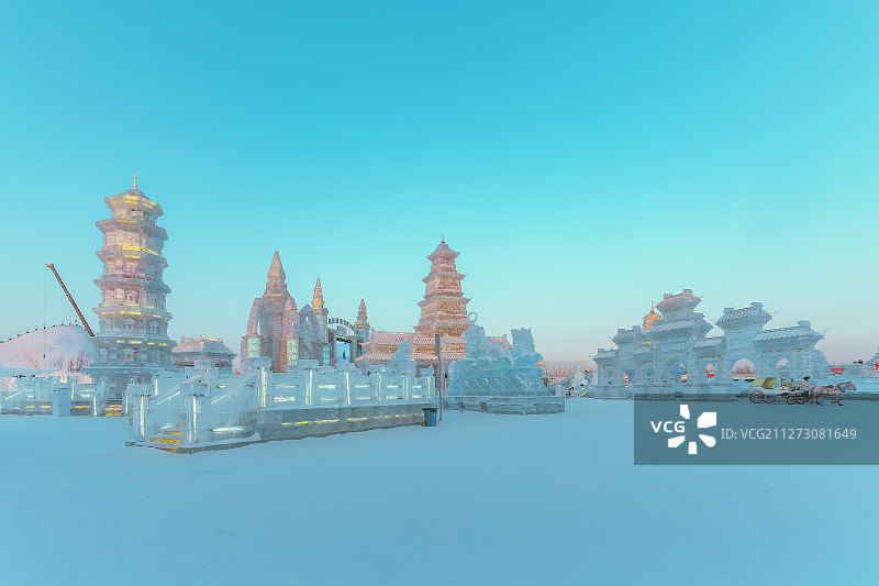 傍晚的中国黑龙江哈尔滨冰雪大世界图片素材