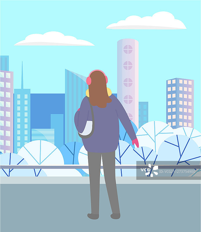一个女人在寒冷的天气独自走在城市公园里图片素材