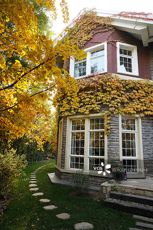 秋天的私家别墅图片素材