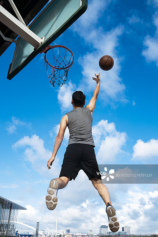 年轻男子打篮球图片素材