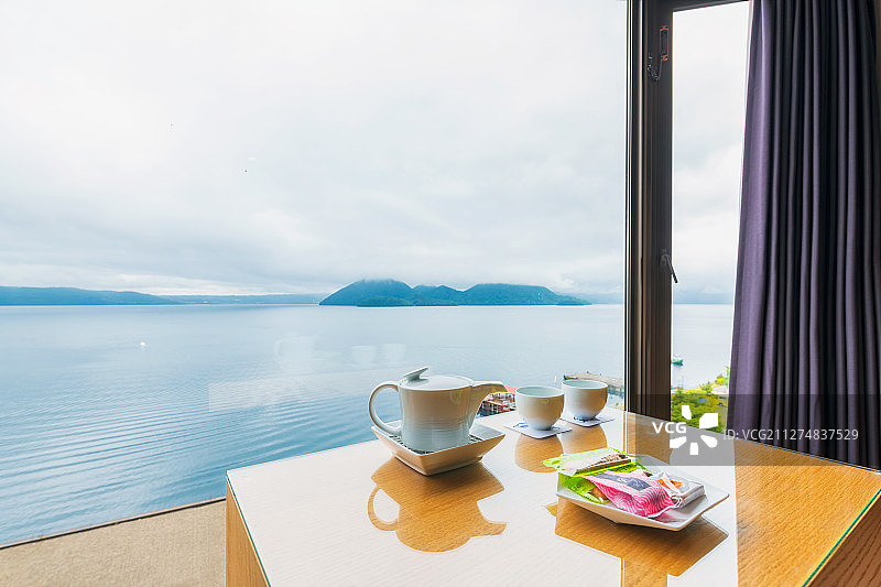 日本北海道洞爷湖日式酒店阳台茶几与茶壶图片素材