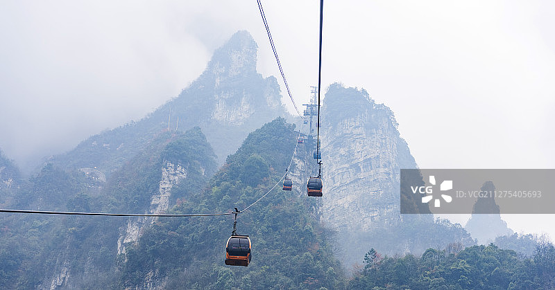 中国湖南省张家界天门缆车上俯瞰盘山公路图片素材