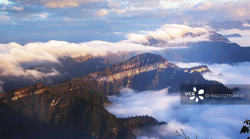 川西360度观景平台牛背山的清晨时分图片素材