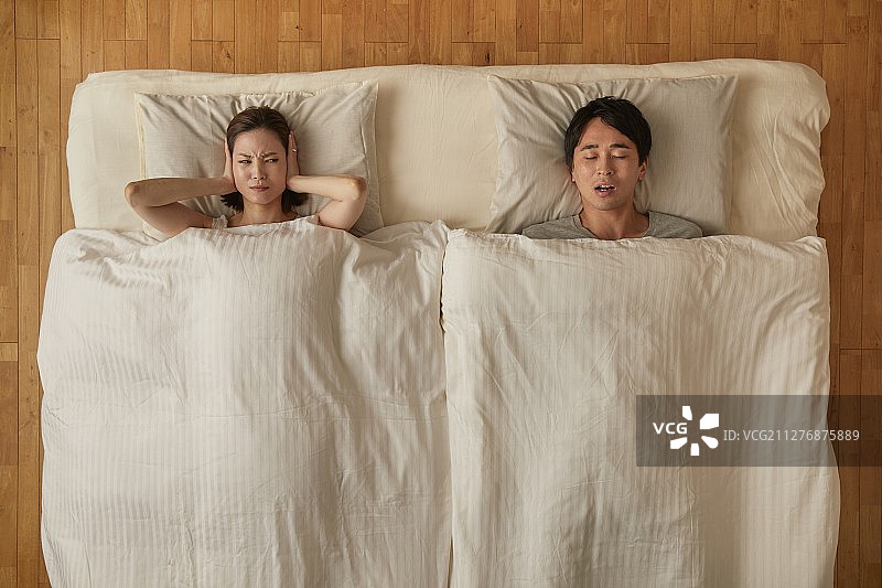日本夫妇在床上图片素材