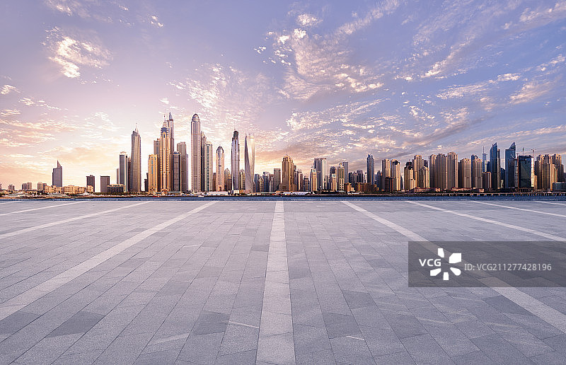 云景下的迪拜地标摩天大楼和广场图片素材
