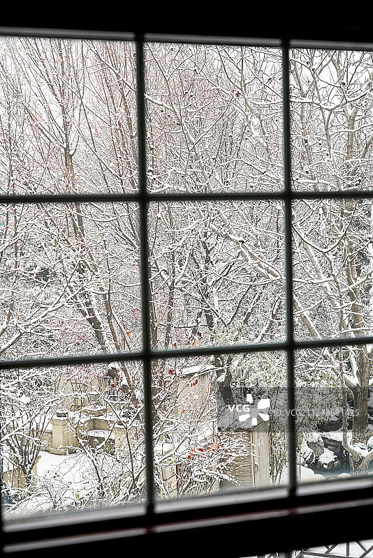 窗户外的雪景图片素材
