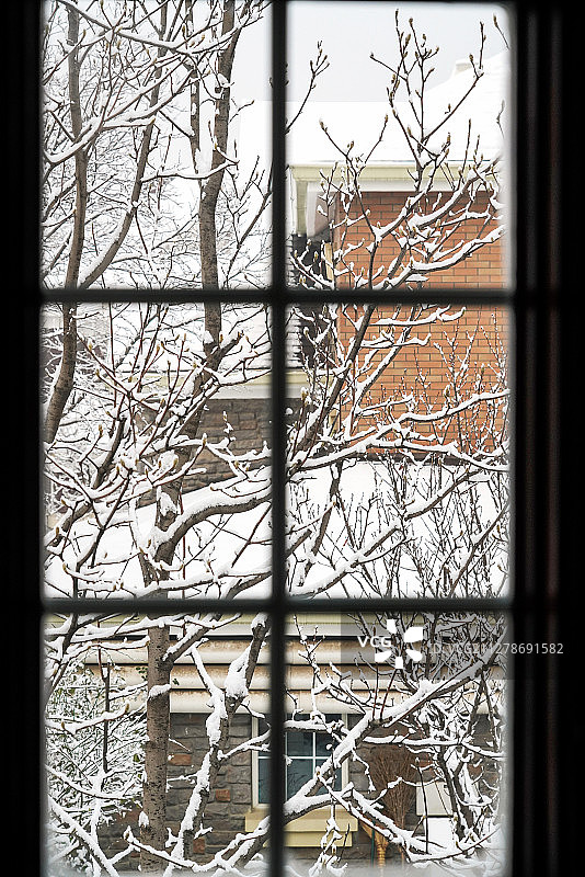 窗户外的雪景图片素材