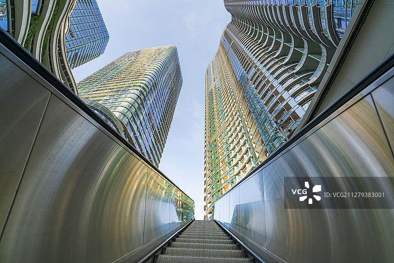 低视角拍摄的城市建筑和电梯图片素材