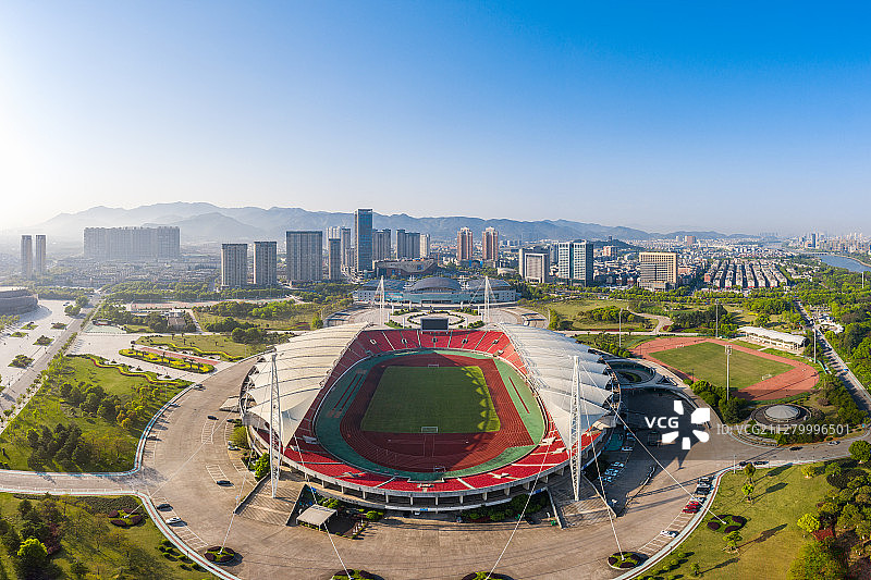 浙江义乌梅湖体育中心体育场与城市天际线日景航拍图片素材