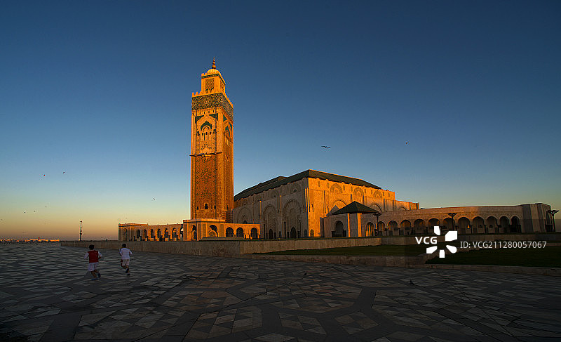 晨曦中的哈桑二世清真寺图片素材