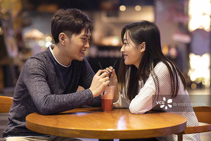 快乐的年轻情侣在商场约会图片素材