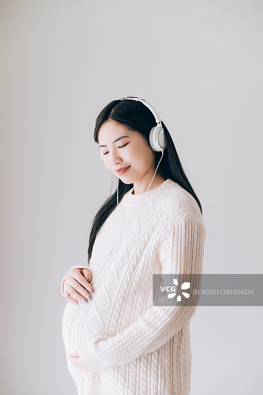 亚洲年轻孕妇听音乐图片素材