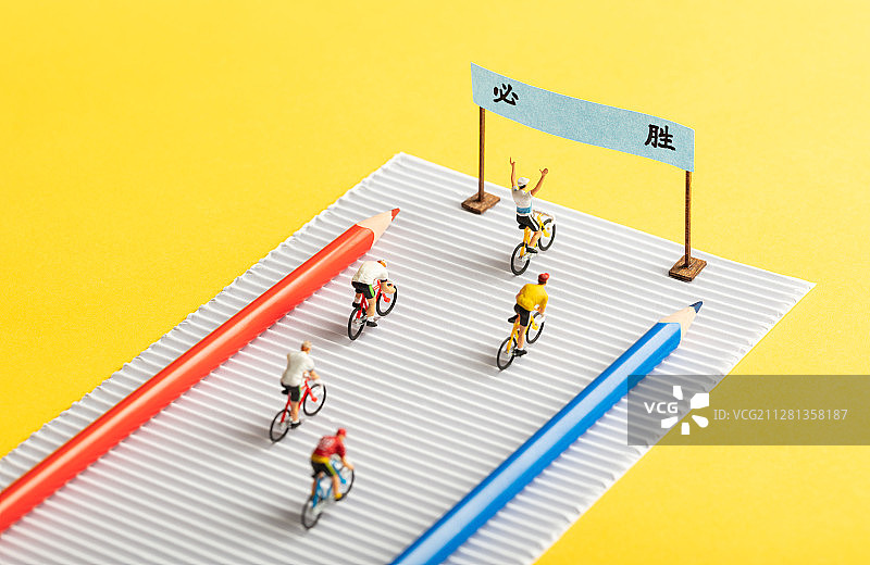 高考必胜冲刺终点线的公路自行车手图片素材