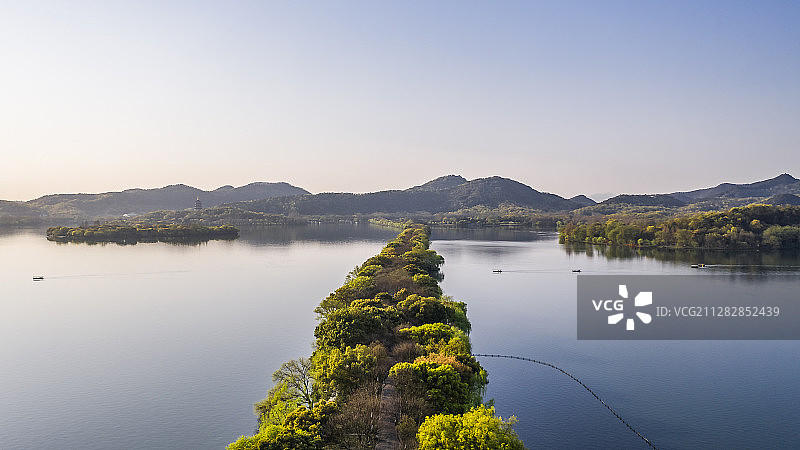 航拍日出时分的杭州西湖蓝天湖水荡漾图片素材