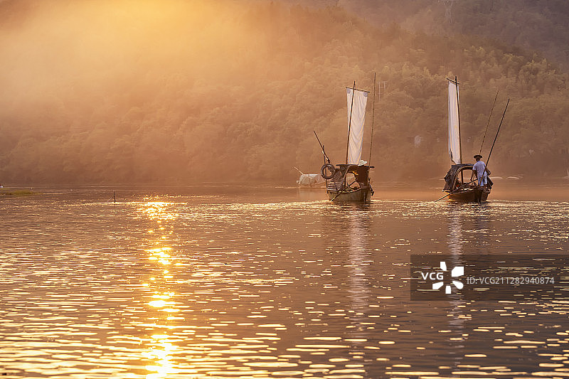 丽水的古堰画乡，瓯江帆影，沐浴在金色的夕阳中，美轮美奂图片素材