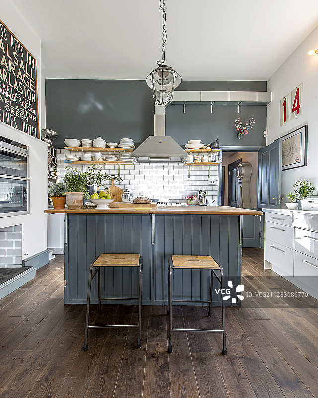 现代的乡村别墅厨房，石板灰和白色，木地板图片素材