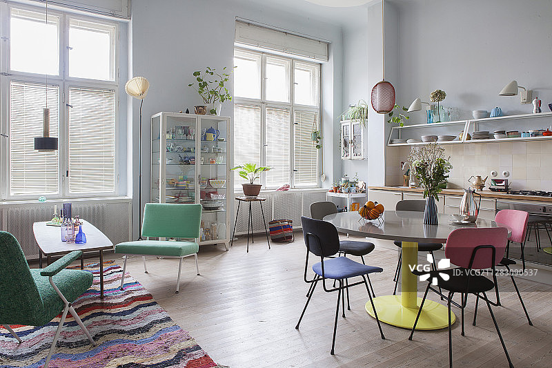 色彩鲜艳的复古家具在开放式时期的室内图片素材