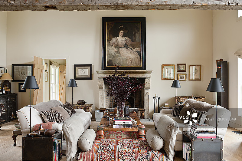 客厅里的丹麦亚麻布沙发，上面铺着古老的东方地毯和黑色标准灯具图片素材