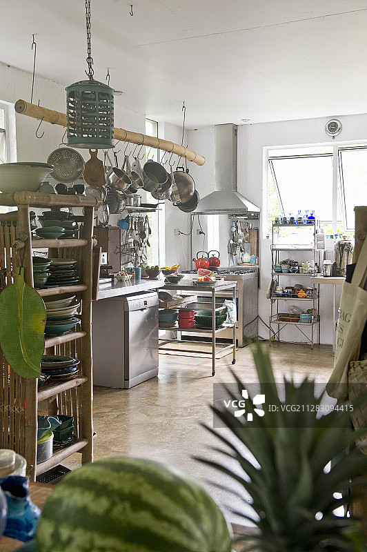 艺术家公寓的开放式厨房图片素材