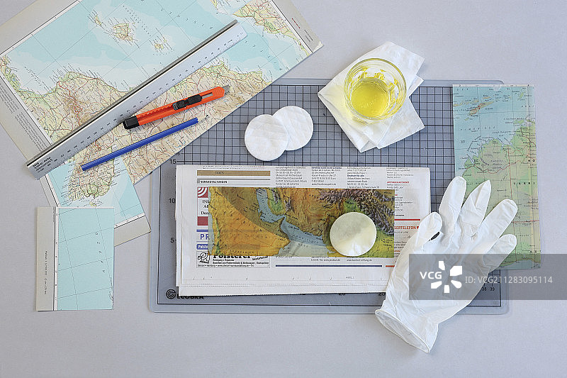 用油制作透明的纸地图图片素材