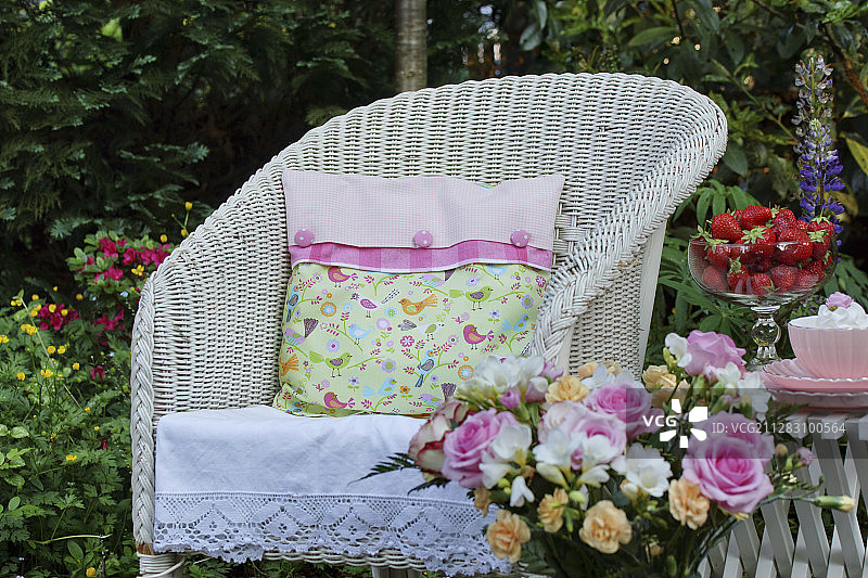 夏日花园柳条扶手椅手缝套靠垫图片素材