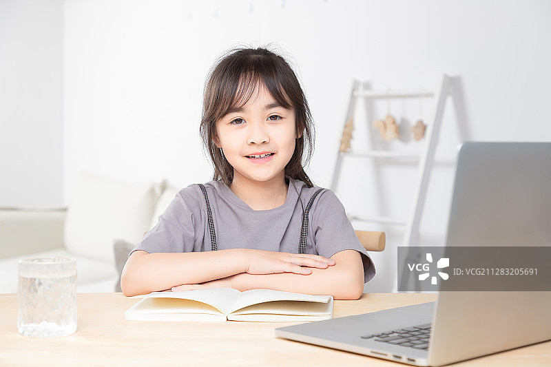 在家里上网课的亚洲小女孩图片素材