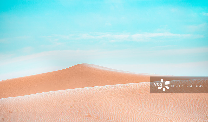 中国新疆塔克拉玛干沙漠的沙丘图片素材