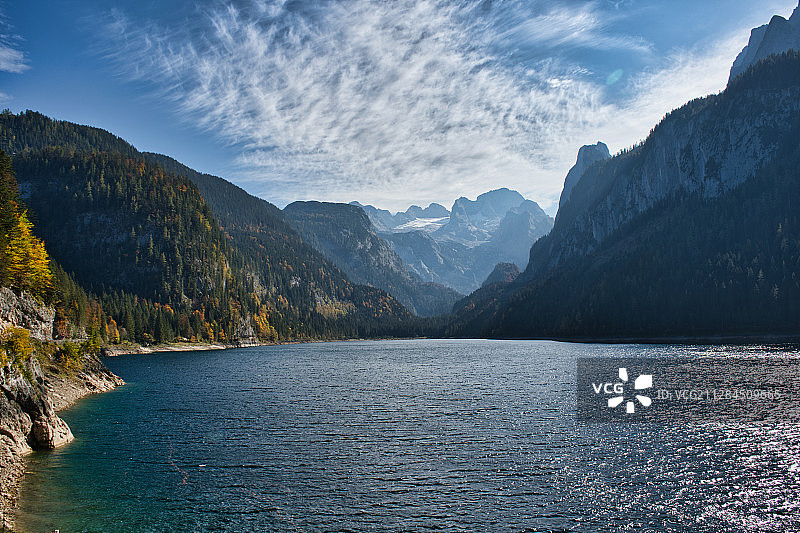 奥地利萨尔茨堡州菲尔兹穆斯湖和山脉的景色图片素材