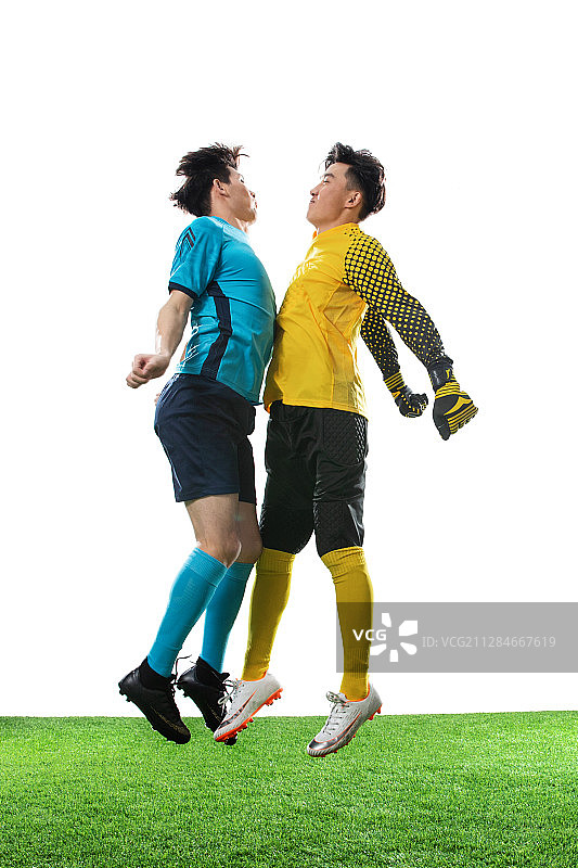 两名足球运动员踢球图片素材