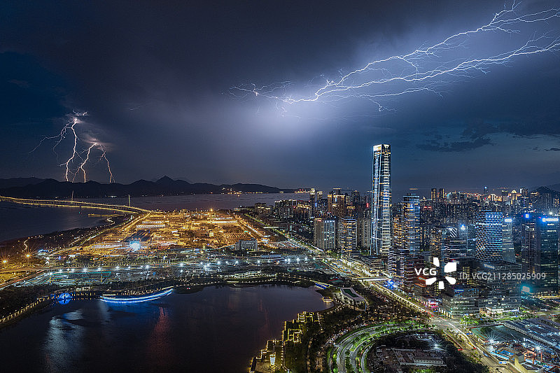 深圳城市建筑照明房地产闪电乌云图片素材