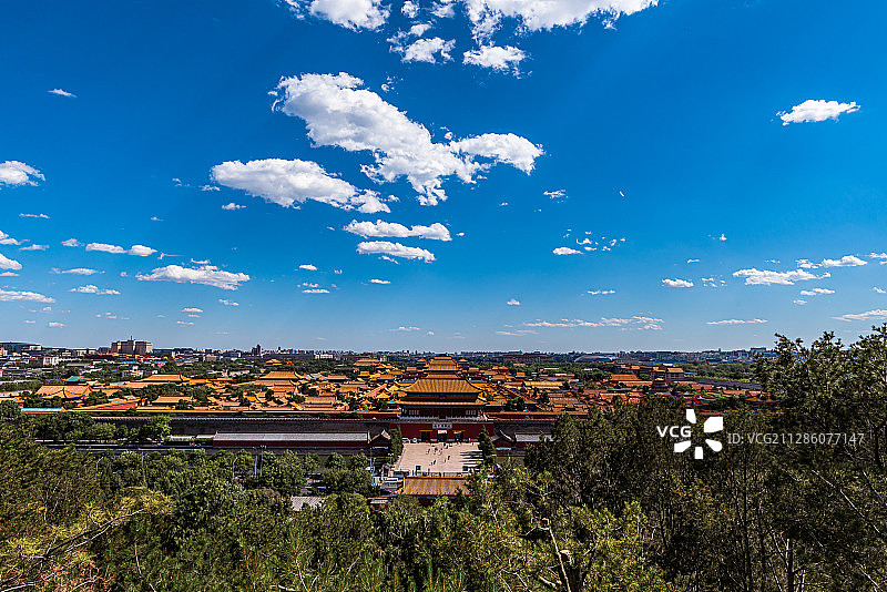 北京蓝天白云景山下的故宫全景图片素材